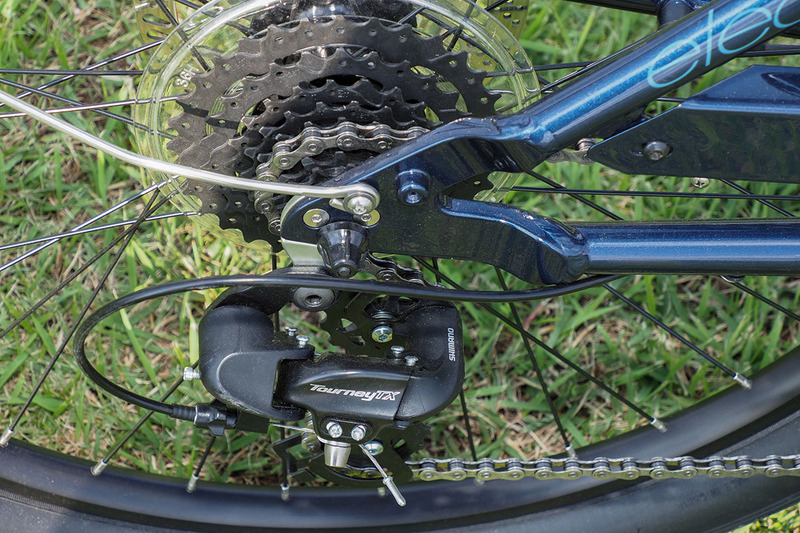 変速機はリアのみで8段変速(歯数構成：12-32T)。コンポーネントは<a href="https://bike.shimano.com/ja-JP/product/component/tourney-tx800.html" class="n" target="_blank">シマノ「TOURNEY TX」</a>です