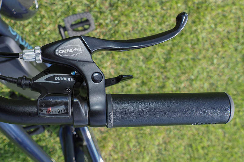 ハンドル右側にシフトレバーがあります