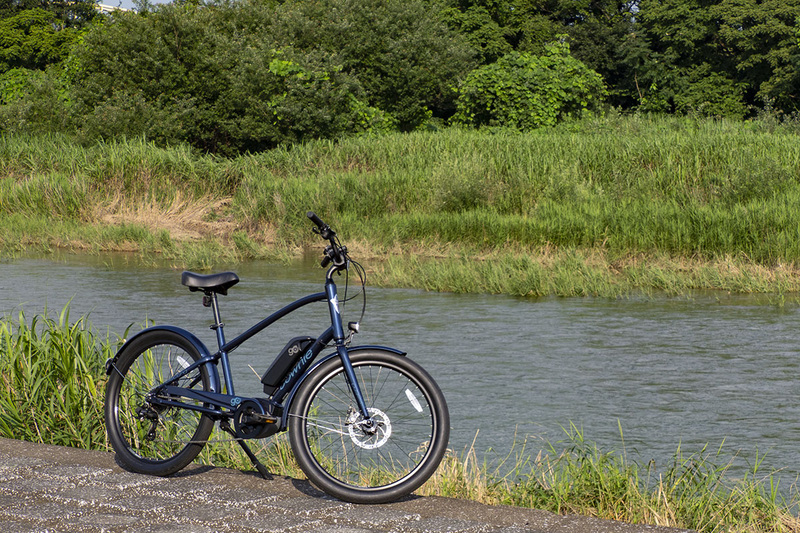 TOWNIE GO! 8Dはライダーの顔が上を向くe-bikeという印象があります。川沿いのサイクリングロードを走っても、いつもの自転車道とは風景が違うような感覚。自ずと笑みがこぼれてくる視界です。また、ボッシュのActive Line Plusの静音性も良く、鳥の鳴き声など自然の音を楽しみつつ心穏やかにサイクリングを楽しめます