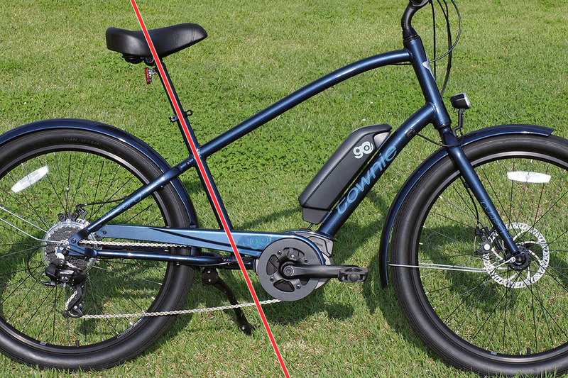 TOWNIE GO! 8Dには、Electraの特許技術「ELECTRA FLAT FOOT TECHNOLOGY(エレクトラ・フラット・フット・テクノロジー)が盛り込まれています。これはペダル位置を通常の自転車より前方に配置することで、足つき性の向上や軽快なペダリングを実現するというもの。写真の赤い補助線のとおり、一般的な自転車よりも前方にクランク軸が配置されているのがわかります