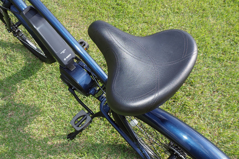 お尻全体を包むように保持する大きくて程よい硬さのサドル