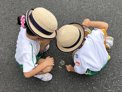 登園途中にもボタンが!