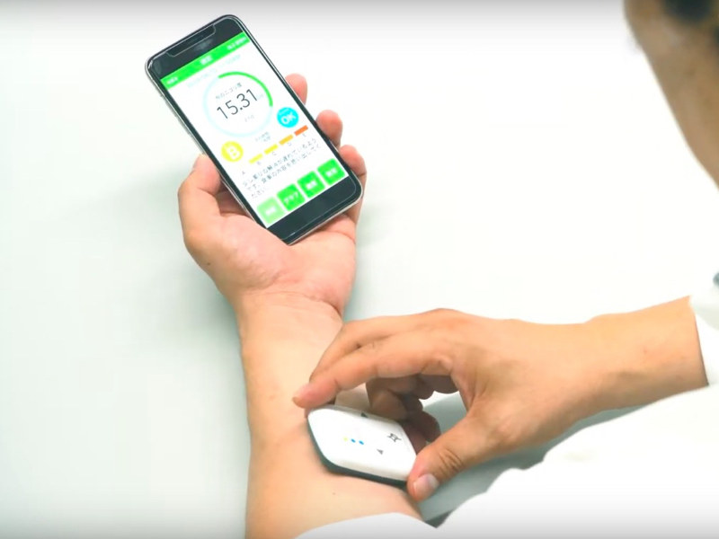 本体を腕に当てて測定する