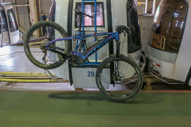 山頂へ向かうゴンドラはe-MTBやMTBも運べるようになっている