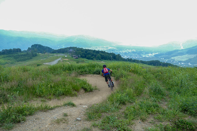 白馬岩岳MTBパークのダウンヒルコース(※実際は肘・膝のプロテクターを着用)