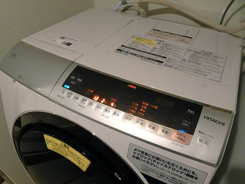 我が家で使用していた7年前のモデルと外形寸法はほとんど同じ。操作部は独立したボタン式で、電源以外は上部の液晶モニターにLEDで表示されたメニューを、その下の各ボタンを押すことで切り替え・設定できる