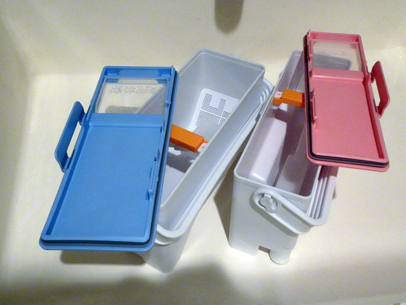 洗剤タンクはフタを丸ごと取り外すことができ、中も広口なので洗いやすい