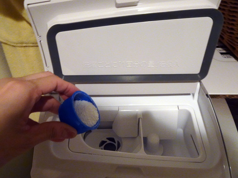 洗剤タンクの手前側には手動投入用の投入口も。通常のお洗濯と同様に1回ごとに洗剤を入れたり、漂白剤との併用も可能だ