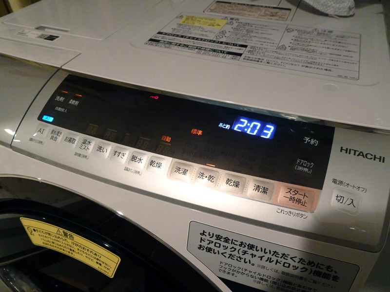 「AIお洗濯」を実行したい時には、左端のAIボタンをオンにする。ただし、設定できる洗濯コースや併用できるほかの機能は限られている。とはいえ、スタートボタンを押すだけで、洗濯量や洗剤の種類、汚れ度合いなどによって最適な洗濯を行なってくれるため、時間はもちろん、洗剤、水量のムダがないのがうれしい