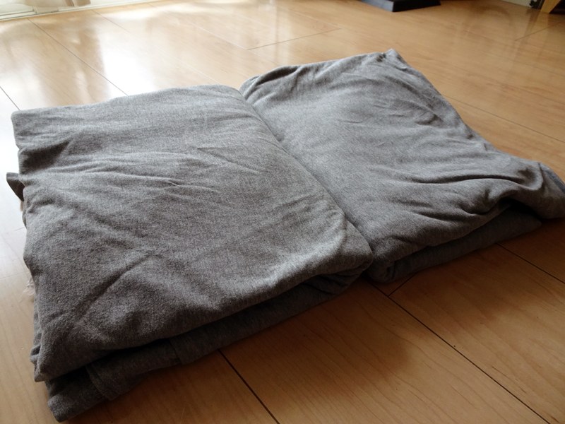 左側が乾燥機を使用した布団カバー。右側は部屋干しで自然乾燥させたもの。同じ素材、厚みだが、折りたたんだ時の厚みが違う。乾燥機を使ったほうが繊維が空気を含んでフワッとして肌ざわりも心地いい