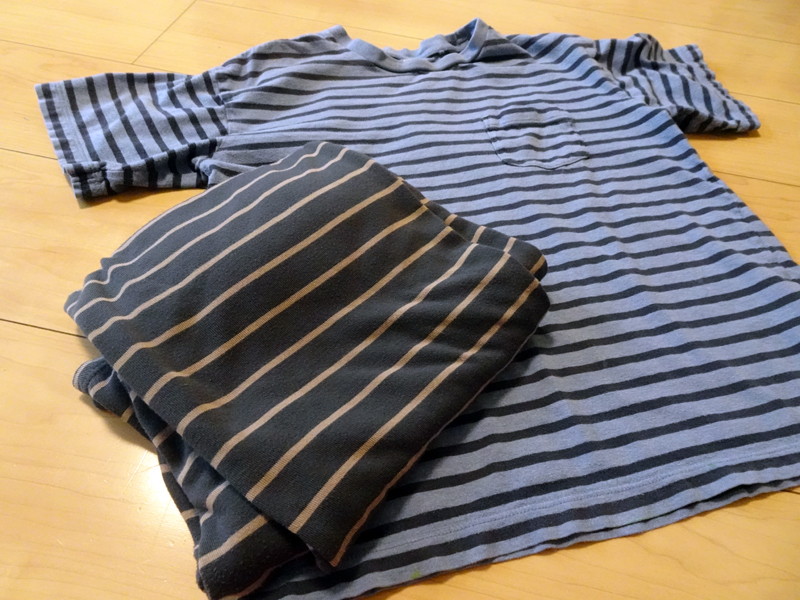 乾燥機でそのまま乾かしたTシャツと部屋着。目立ったシワもなく、まったくヨレヨレしていない。普段着であればアイロンなしでも十分だ