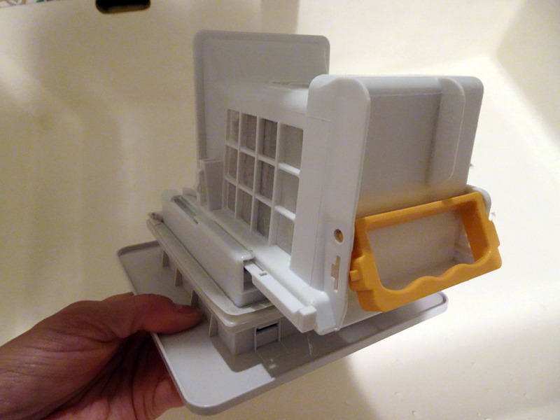 黄色いハンドルを手前に引っ張ることで、ボックス状の乾燥フィルターを分解できる仕組みだ