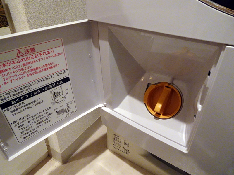 糸くずフィルターは本体下部に。排水に混ざった糸くずなどのゴミをここで受け止める