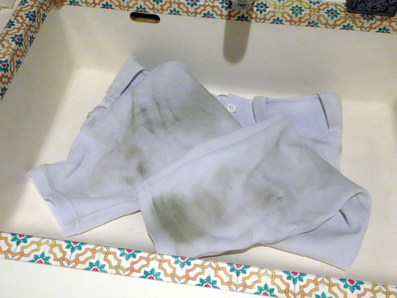 砂まみれの野球用の練習着。スライディングの際に砂が付着する膝周りが毎回特に汚れている