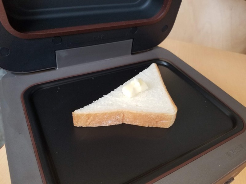 バターを載せたパンを本体にセット