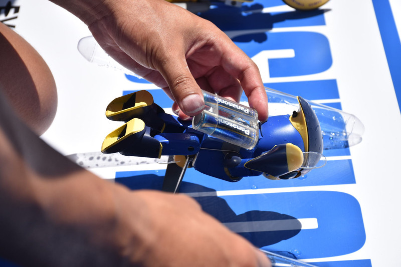 今回のチャレンジではエボルタNEOくんは3体登場したが、その動力は単三形乾電池「エボルタNEO」2本のみを使用。スイム用のエボルタNEOくんから丁寧に電池を取り出す