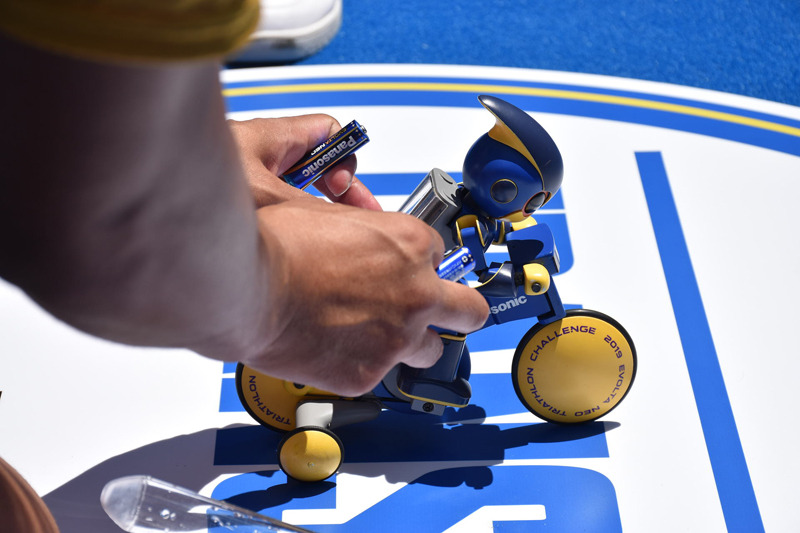 バイクに乗るエボルタNEOくんにエボルタNEOが無事取り付けられた