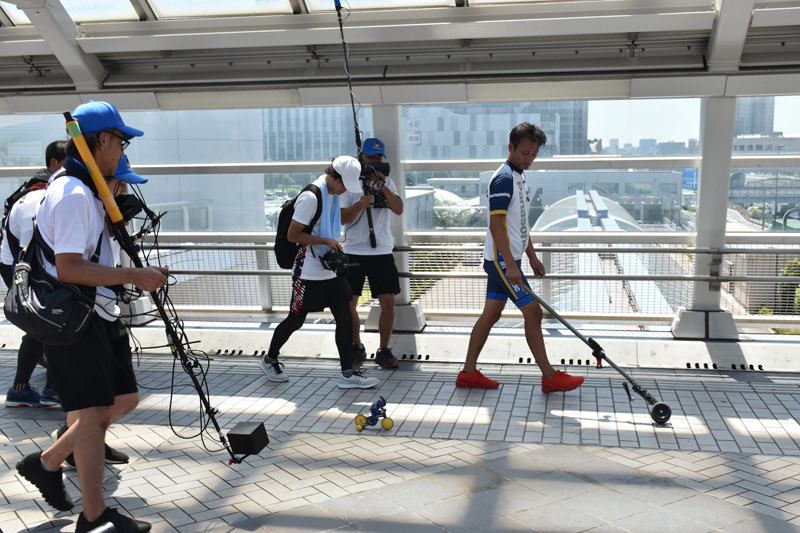 お台場海浜公園駅と東京テレポート駅を結ぶ東京テレポートブリッジなども通っていった