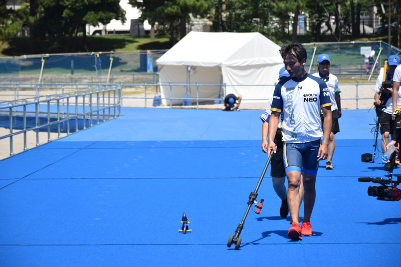 4kmのチャレンジを終えたエボルタNEOくん。続いてはラン用のエボルタNEOくんにチェンジだ