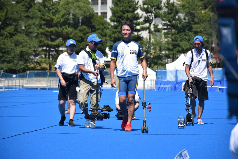 1kmのランも残りわずかとなり、笑みを浮かべる高橋氏とエボルタNEOくん
