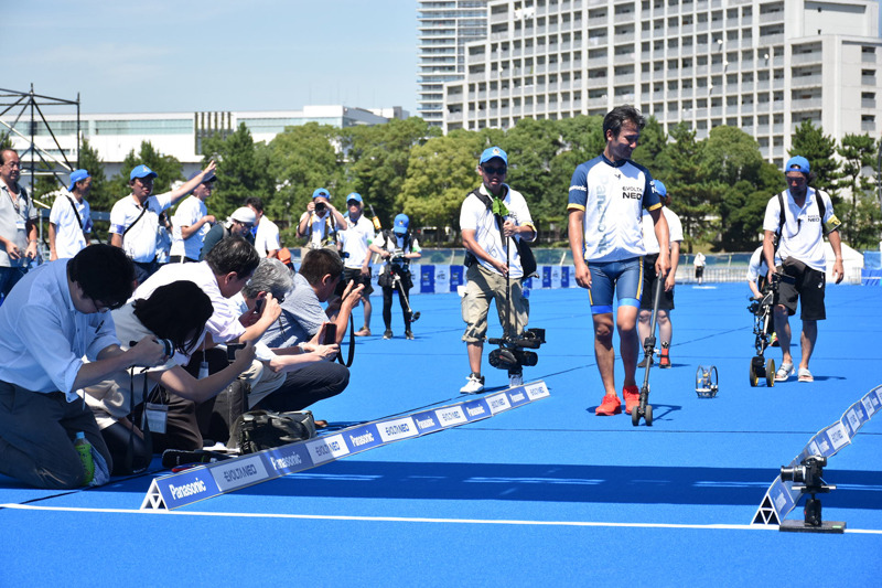 1kmのランも残りわずかとなり、笑みを浮かべる高橋氏とエボルタNEOくん