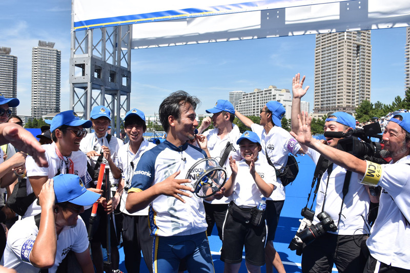 ゴール後に安堵の表情を見せる高橋氏。チームクルーと喜びを分かち合った