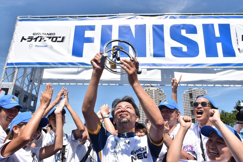 歓喜の表情を見せるチームの皆さん