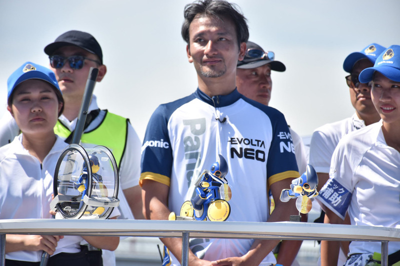 金・銀・銅の3色で作られたという特製メダルを首にかけるエボルタNEOくんたち