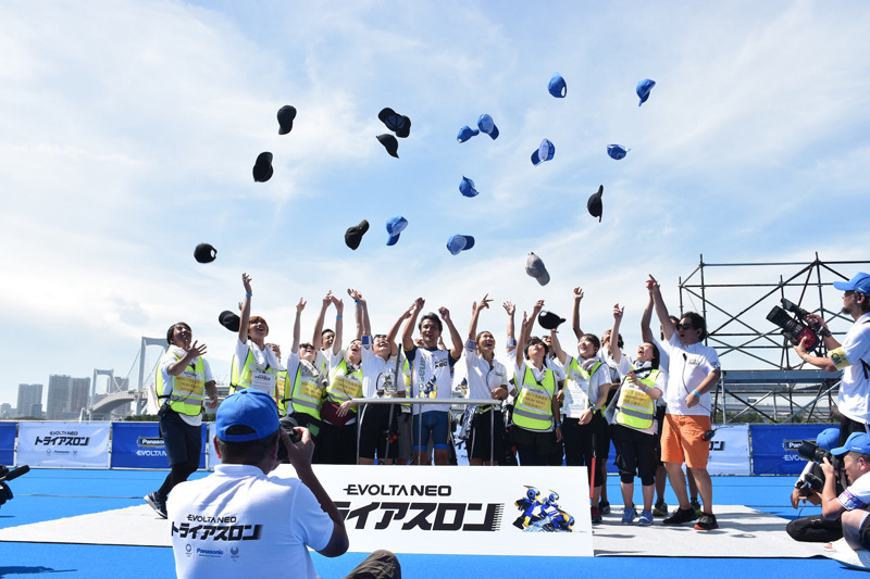 帽子を放り投げる恒例のポーズで有終の美を飾った