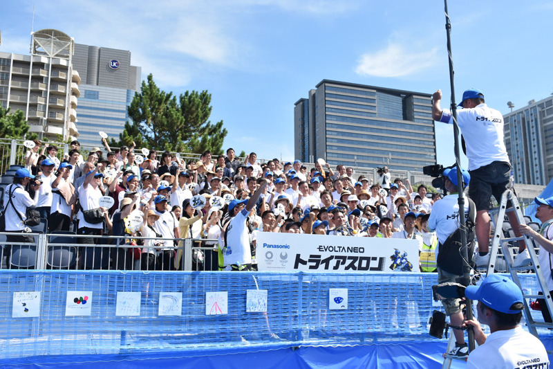 最後は観覧者も含めた記念撮影が行なわれた