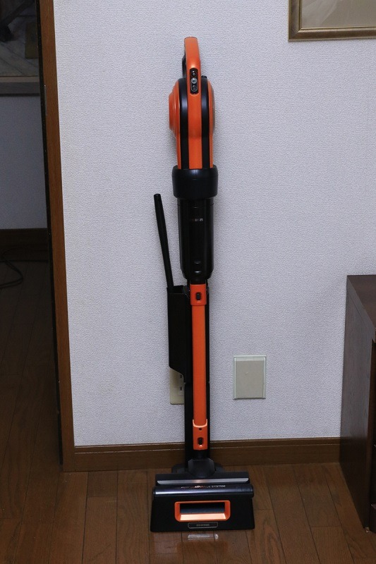 非常にスリムで置く場所に困らない。使うときは少しスタンドから引っ張りあげる