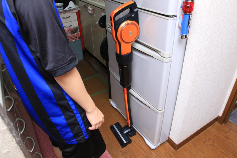 裏の強力な磁石で付けたときは、多少の地震では倒れない(たぶん震度3ぐらいな余裕)ほど、しっかり自立させておける