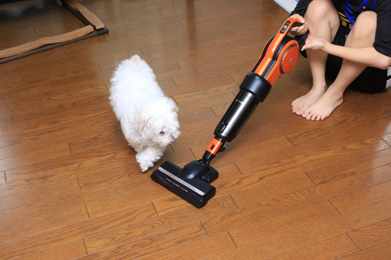 ヘッドを本体に直接取り付け、座ったまま使える掃除機に変形