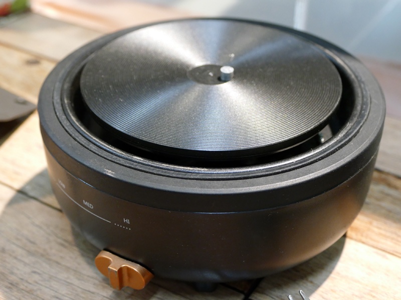 調理器は、電源ONののち、中央の突起を鍋などが押すことで加熱される