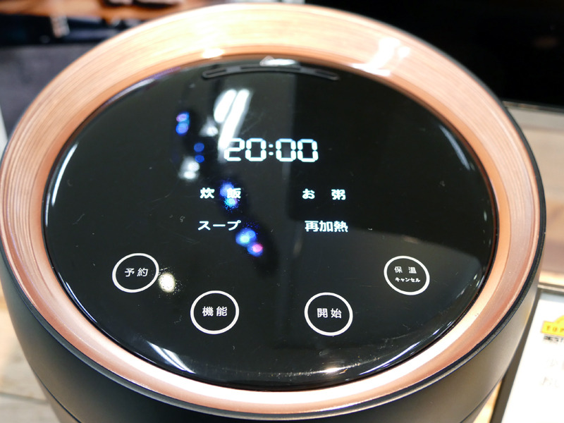 ボタンを少なくすることにこだわったという、上面の操作パネル