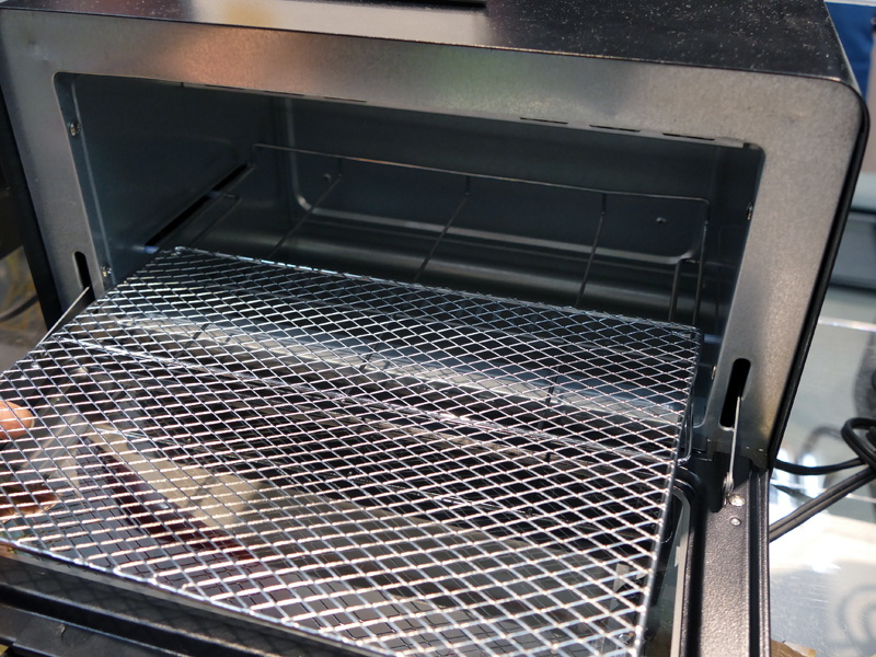 目の粗い焼き網の上に、取り外し式の目の細かい網を配置