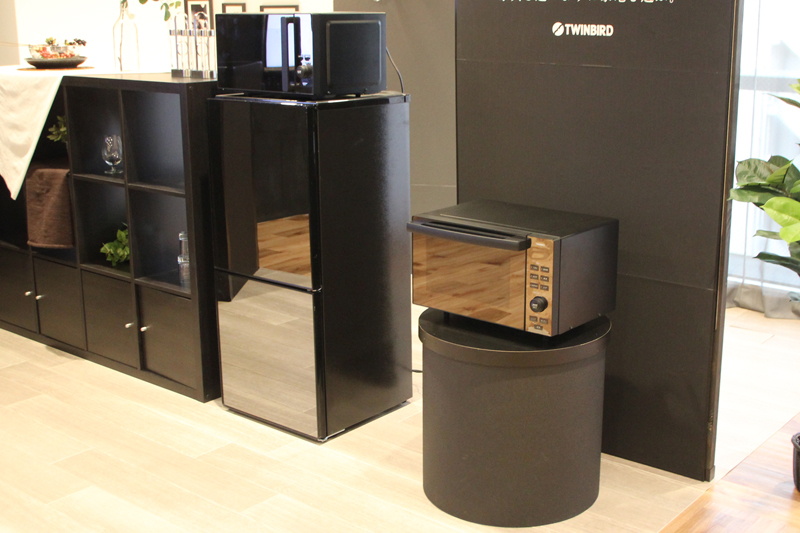 インテリアスタイリスト・窪川勝哉氏。Mirror Designシリーズについて、「空間を格上げしてくれるデザイン」とコメント