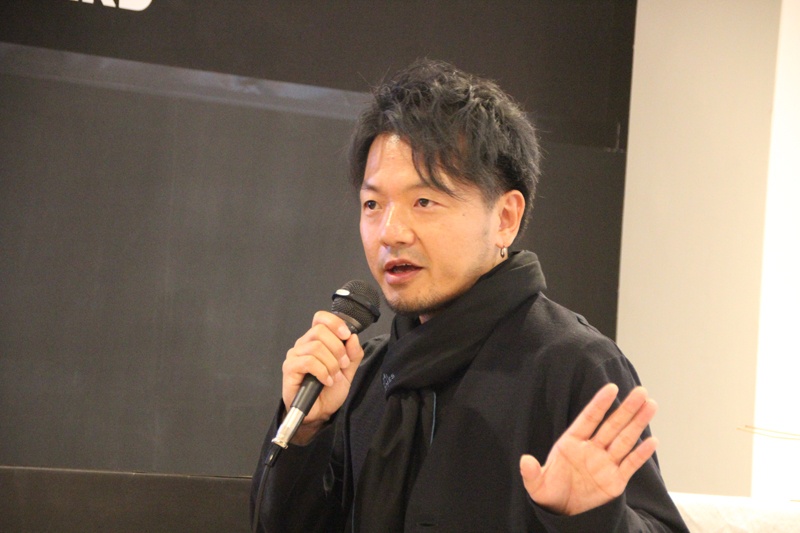 インテリアスタイリスト・窪川勝哉氏。Mirror Designシリーズについて、「空間を格上げしてくれるデザイン」とコメント