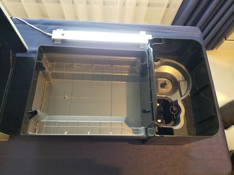 気化フィルターを外すと、透明の「カンタン取替えトレイカバー」が見える