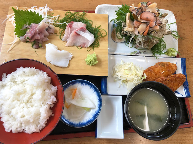 ランチは日本の渚百選の弓ヶ浜海岸の目の前にある青木さざえ店で貴重な下田S級のさざえ定食 、伊勢海老付きの定食から選べる