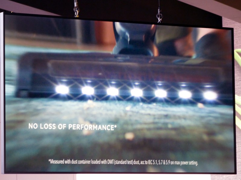 ヘッドにはライトを内蔵