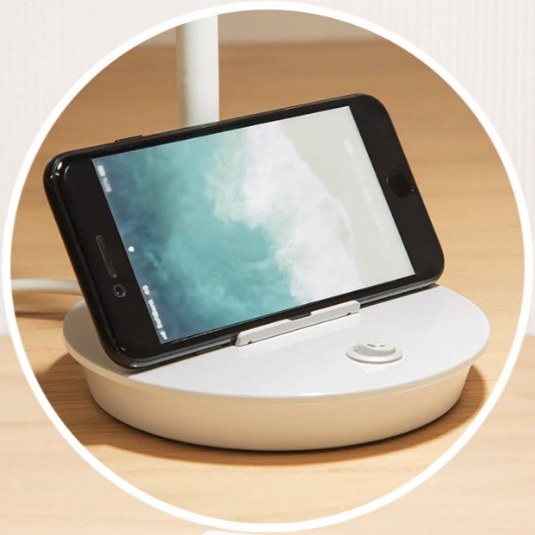 スマートフォン用のスタンドを備えている