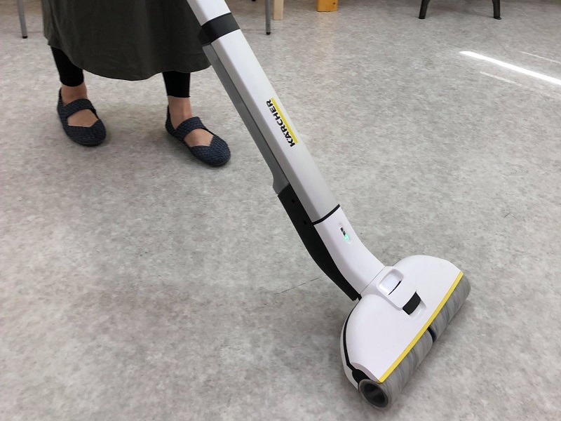 ローラーに適度な水分が自動供給される。汚水は別途内蔵タンクに溜まっていく