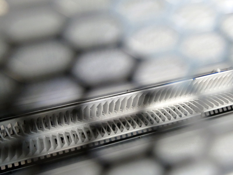 本体下部に搭載されるラジエターヒーター