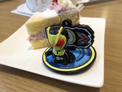 バンダイの公式サービスで仮面ライダーのケーキを注文してみた話【941