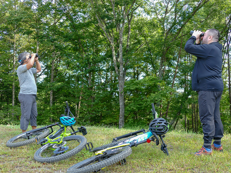 走り出す前に、今回のe-bikeアクティビティの目的のひとつ「バードウォッチング」を。難波氏も筆者も自前の双眼鏡を持参しました