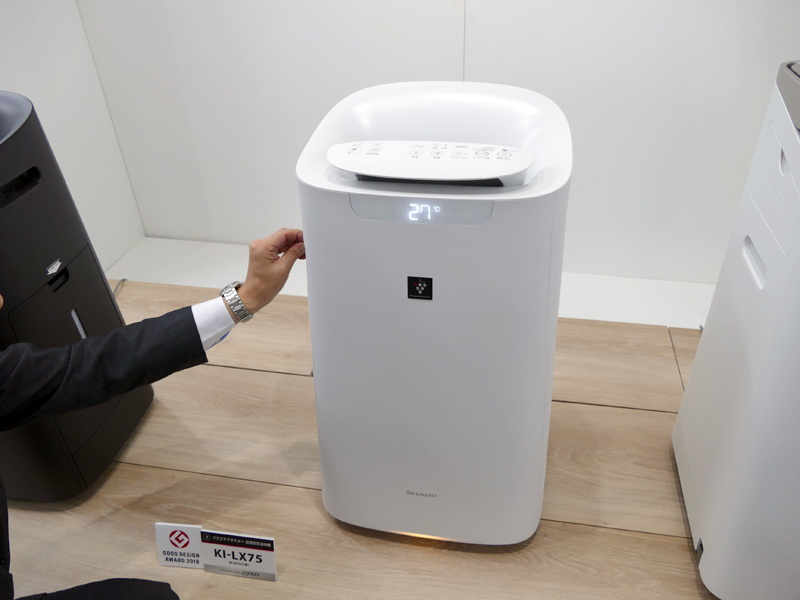 背面から吸い込んだ空気の汚れ具合を下部の光で知らせ、上部の吹出し口は水色に常時点灯。潤い浄化された空気が空間全体に広がっていく様を表現したという