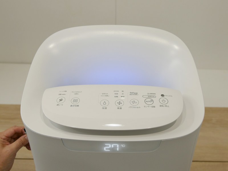 背面から吸い込んだ空気の汚れ具合を下部の光で知らせ、上部の吹出し口は水色に常時点灯。潤い浄化された空気が空間全体に広がっていく様を表現したという