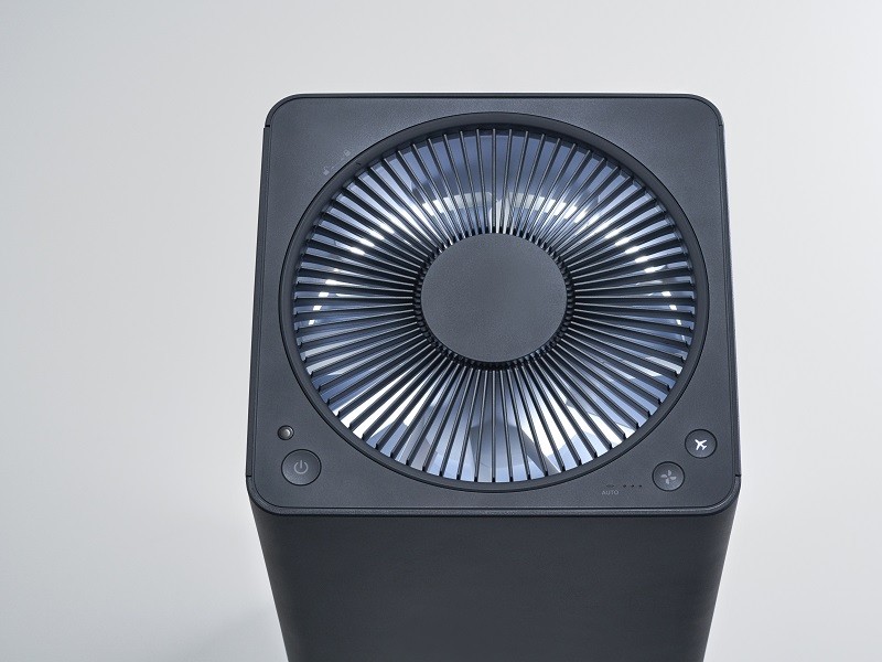 独自の構造で天井まで届く大風量を実現した