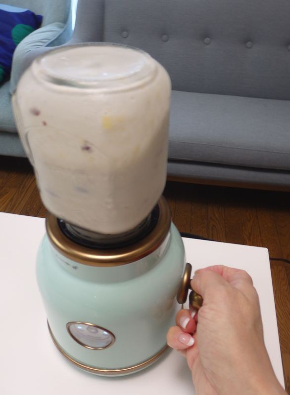 レトロなデザインのレバーを手前に倒している間はモーターが回転してかくはんされ、レバーを元に戻すと止まる仕組みになっている